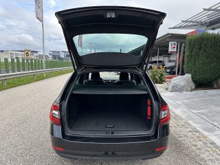 Skoda Octavia Combi 2,0 TDI Style Limited DSG/VIRTUAL-C./RFK/SHZ/PANO/AMBIENTE/ZAHNRIEMEN NEU/1.BESITZ