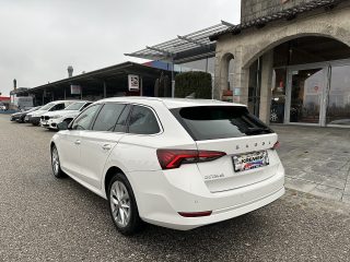 Skoda Octavia Combi 2,0 TDI Premium DSG/AHK/VIRTUAL-C./SHA/RFK/CANTON/MATRIX-LED/ACC