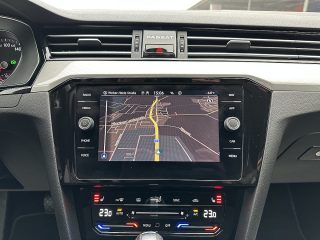 VW Passat Variant 2,0 SCR TDI DSG/SHA/MASSAGE/NAVI/APPLE-CARPLAY1.BESITZ/MATRIX-LED/ACC/SHZ
